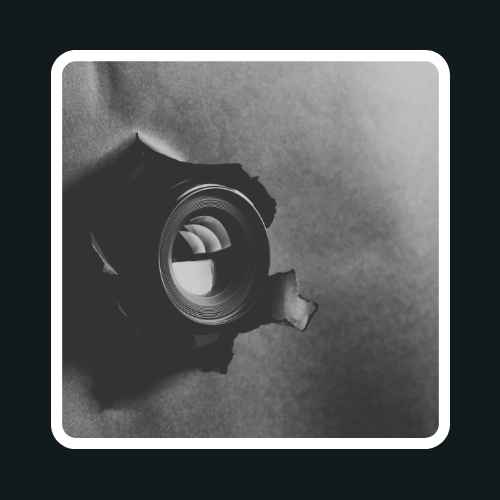 Un dispositivo que en ciertas situaciones se requiere es una mini camara espia , es lo que muestra esta imagen en blanco y negro.
