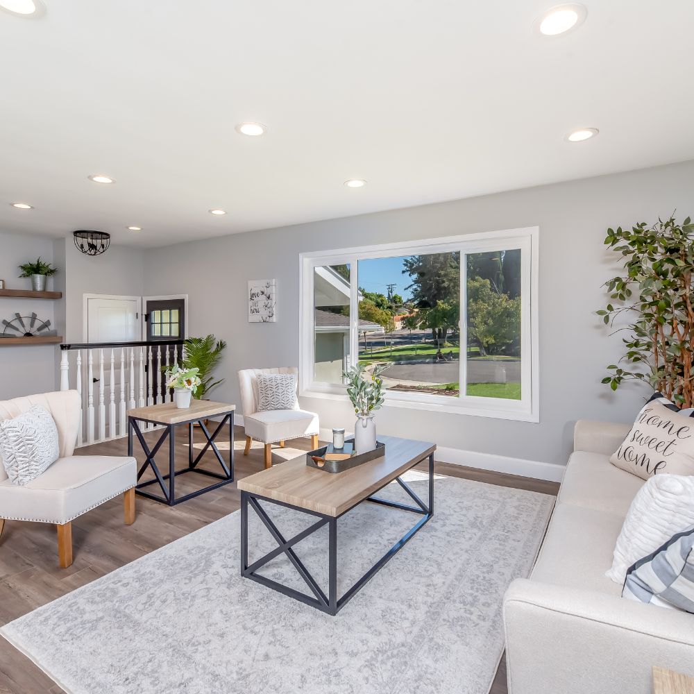 Cámaras para Casa: Generalmente diseñadas para cubrir áreas más pequeñas, como el perímetro de una casa o áreas interiores específicas. Se centran en la protección de la propiedad y la seguridad de sus ocupantes. Una buena camara tendría que tener al menos las siguientes características: Turret TURBOHD 2 Megapixel (1080p) / Lente Motorizado 2.7 mm a 13.5 mm / Exterior IP67 / 70 mts IR EXIR / Ultra Baja Iluminación / METAL / 4 Tecnologías / Exterior IP66