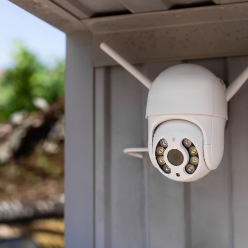 La camara wifi que se muestra forma parte de lo que podemos catalogar como camaras de seguridad para negocio o tambien como camaras de seguridad para exterior.